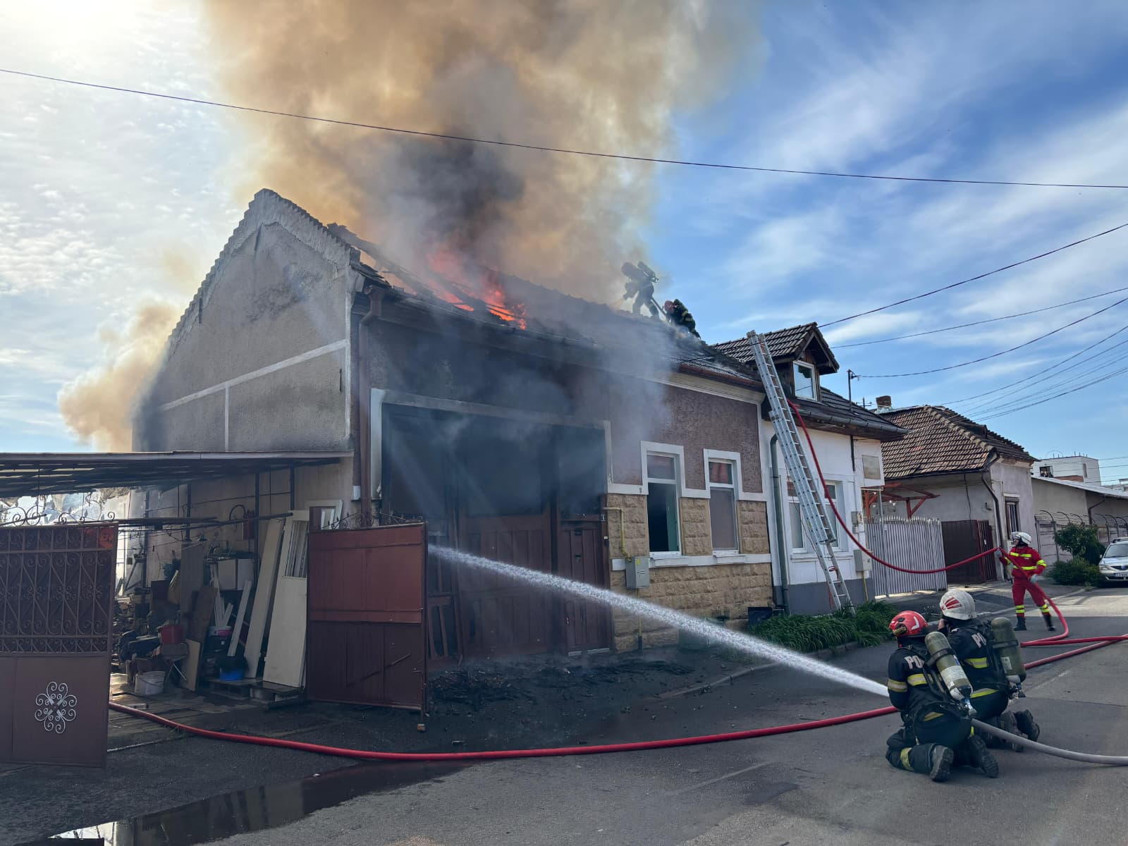 incendiu de proportii in cluj napoca o familie si a pierdut casa garajul si masina un barbat a avut un atac de panica dupa ce totul a fost reducet la cenusa