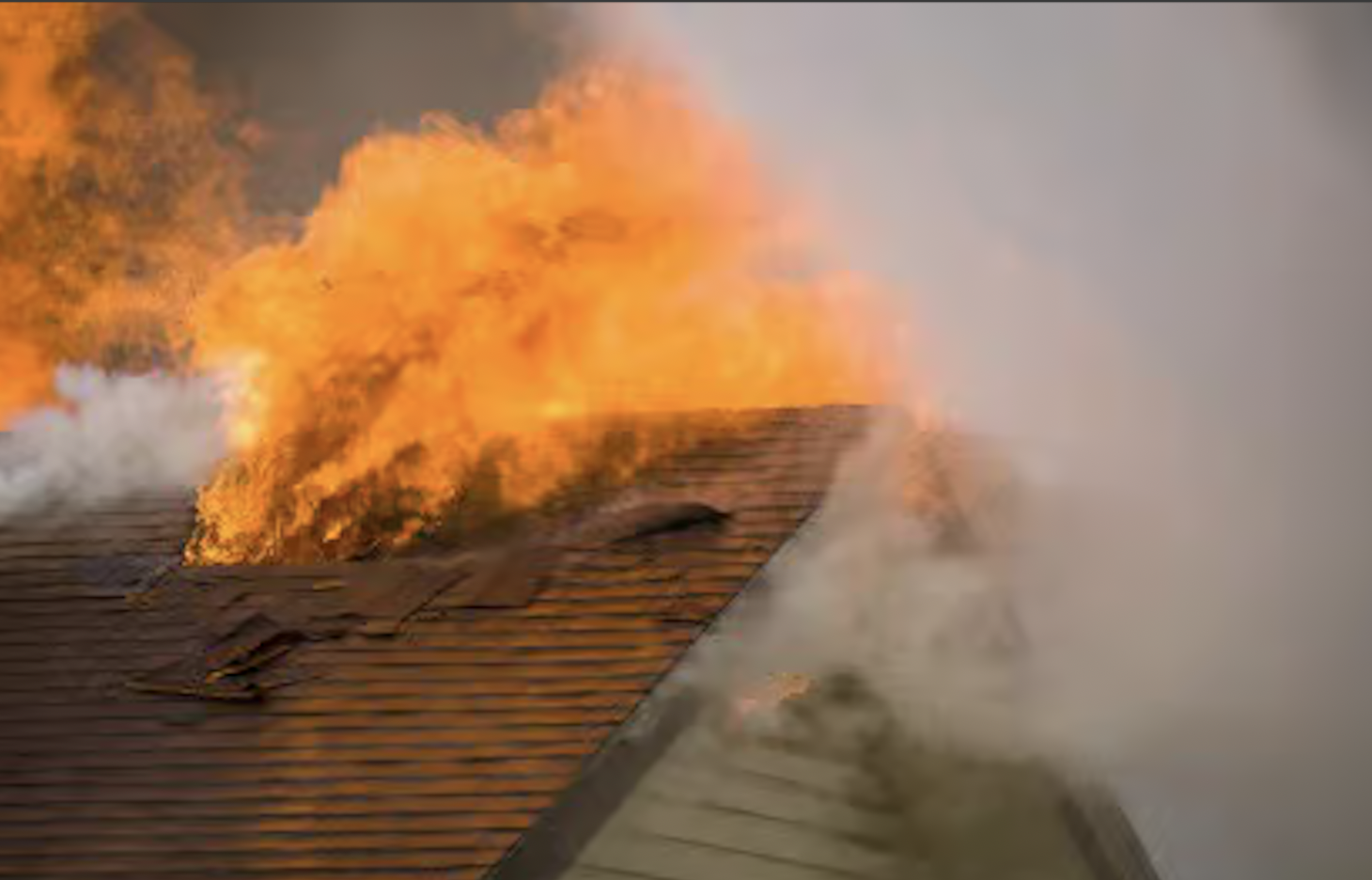 incendiu la o cabana in cluj acoperisul a fost distrus de flacari iar un barbat a avut nevoie de ingrijiri medicale