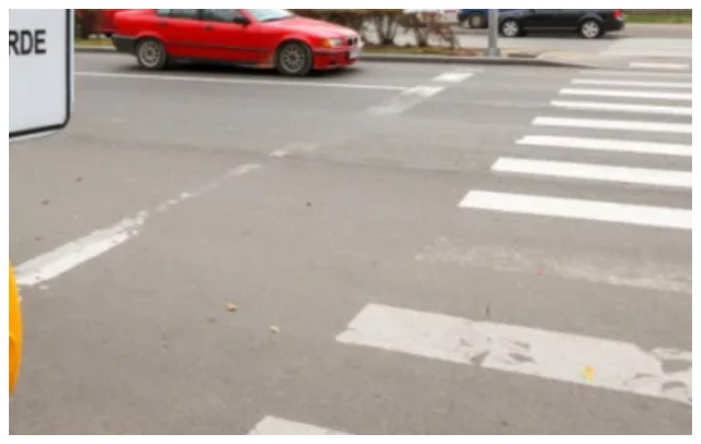 pericol pe o strada din cluj napoca pietonii traverseaza pe propria raspundere marcajul rutier este grav deteriorat si aproape complet sters