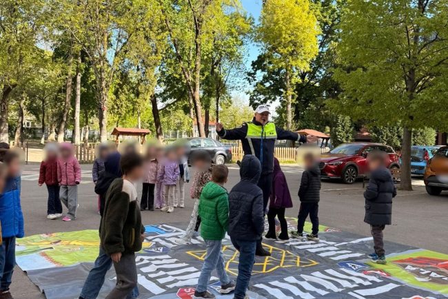 scene neobinuite la un liceu din cluj poliitii au intrat n slile de clas pentru a i nva pe elevi cum s se protejeze n trafic