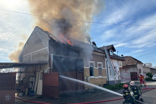 video incendiu devastator in cluj napoca o familie a ramas fara casa garaj si masina un barbat a avut un atac de panica dupa ce totul a fost facut scrum