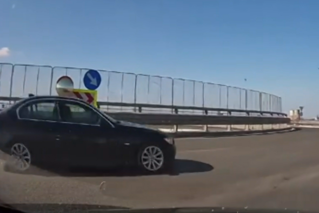 video spirite infierbantate si dezbateri intense dupa un incident in sensul giratoriu i a taiat calea cine are dreptate un politist ofera clarificari