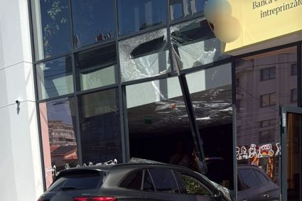 A intrat cu mașina într-un bancomat pe o stradă din Galați. O femeie a fost rănită.
