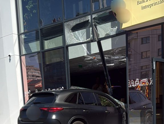 A intrat cu masina intr un bancomat pe o strada din Galati O femeie a fost ranita