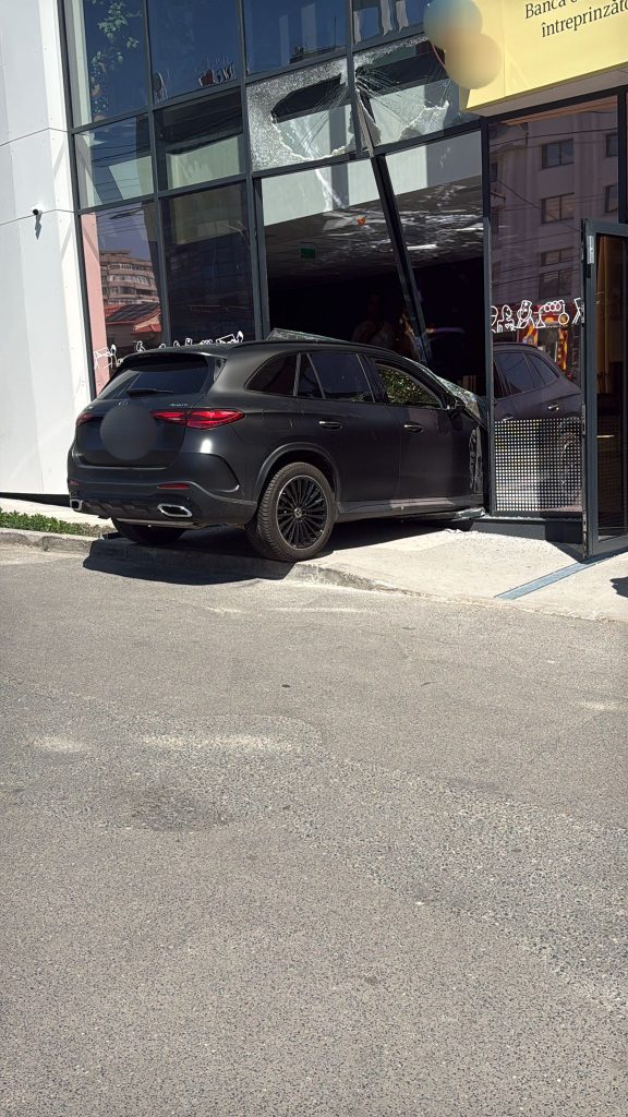 A intrat cu masina intr un bancomat pe o strada din Galati O femeie a fost ranita