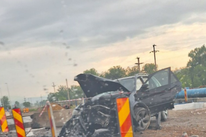 Accident în această dimineață la VIVO Cluj: un BMW a lovit un parapet de beton în zona lucrărilor, provocând dificultăți șoferilor. Cinci persoane au fost rănite.