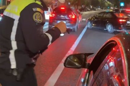Acțiuni ale poliției pe drumurile din Cluj: Sute de șoferi controlați, permise reținute și cazuri de conducere sub influența alcoolului descoperite într-o singură noapte.