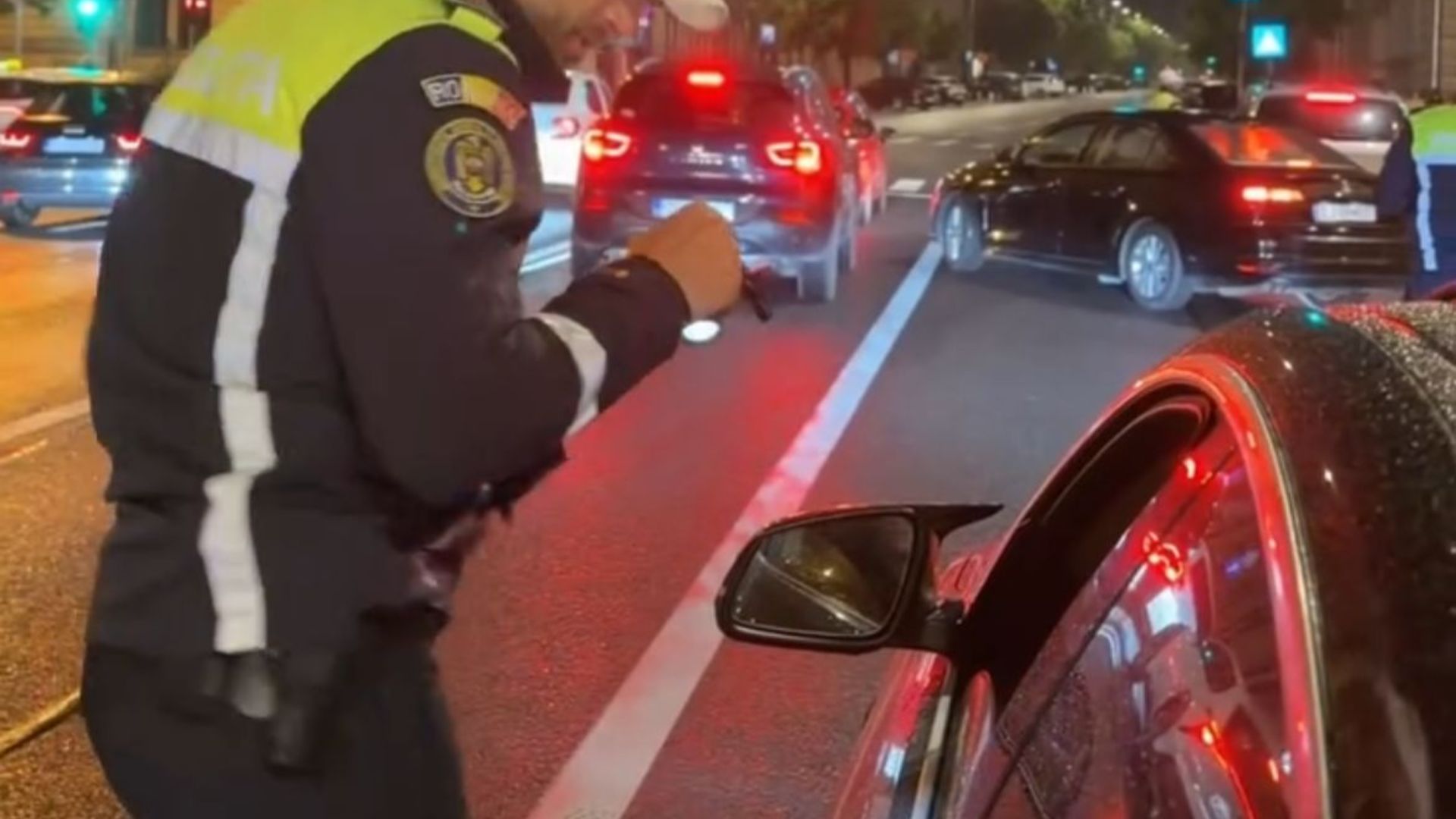Actiuni ale politiei pe drumurile din Cluj Sute de soferi controlati permise retinute si cazuri de conducere sub influenta alcoolului descoperite intr o singura noapte