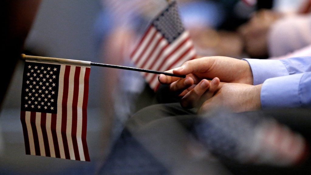 Administratia Trump ii trimite acasa pe solicitantii de green card pana la obtinerea aprobatarii documentelor