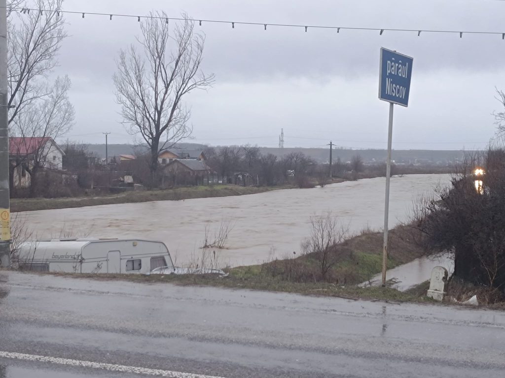 Alert de cod galben de inundatii pe rauri in 18 judee