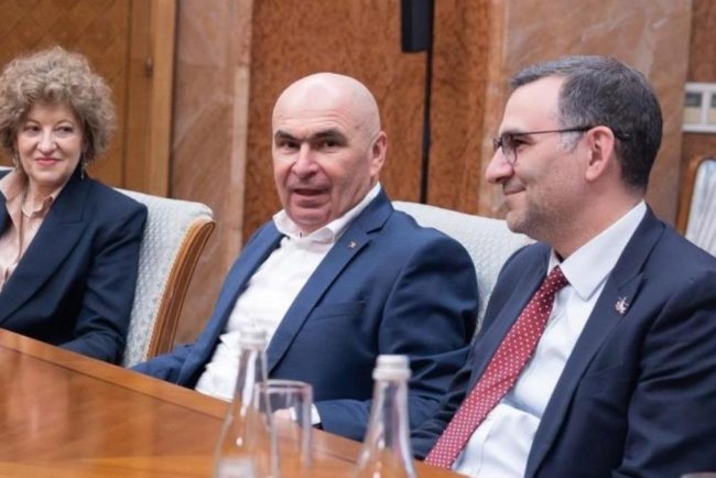 Bolojan o sustine din nou pe Oana Gheorghiu si afirma ca nu observa niciun conflict de interese
