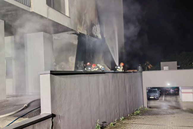 Cauza incendiului de la facada unui bloc din Cluj Napoca Trei apartamente afectate de fum pompierii au intervenit de urgenta
