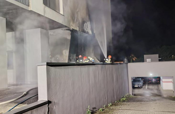 Cauza incendiului de la facada unui bloc din Cluj Napoca Trei apartamente afectate de fum pompierii au intervenit de urgenta
