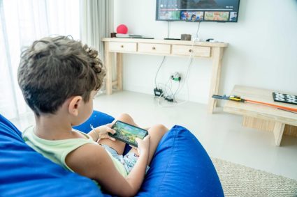 Copiii români se simt obosiți, petrec excesiv de mult timp pe telefon și își doresc mai mult timp petrecut cu familia / Cum se desfășoară ziua unui elev, conform celui mai recent studiu „Salvați Copiii”