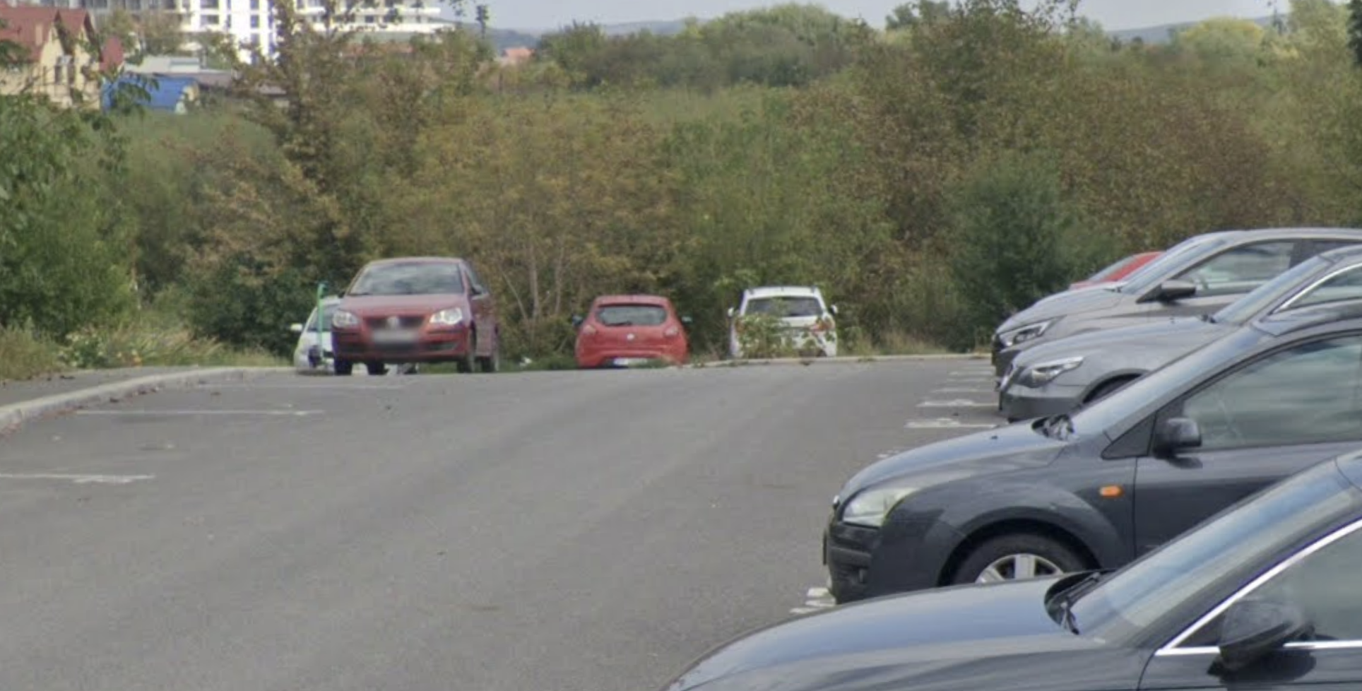 Cosmar in parcarea de pe o strada din Cluj Napoca Locatarii nu reusesc sa ajunga la locurile de parcare din cauza masinilor parcate ilegal