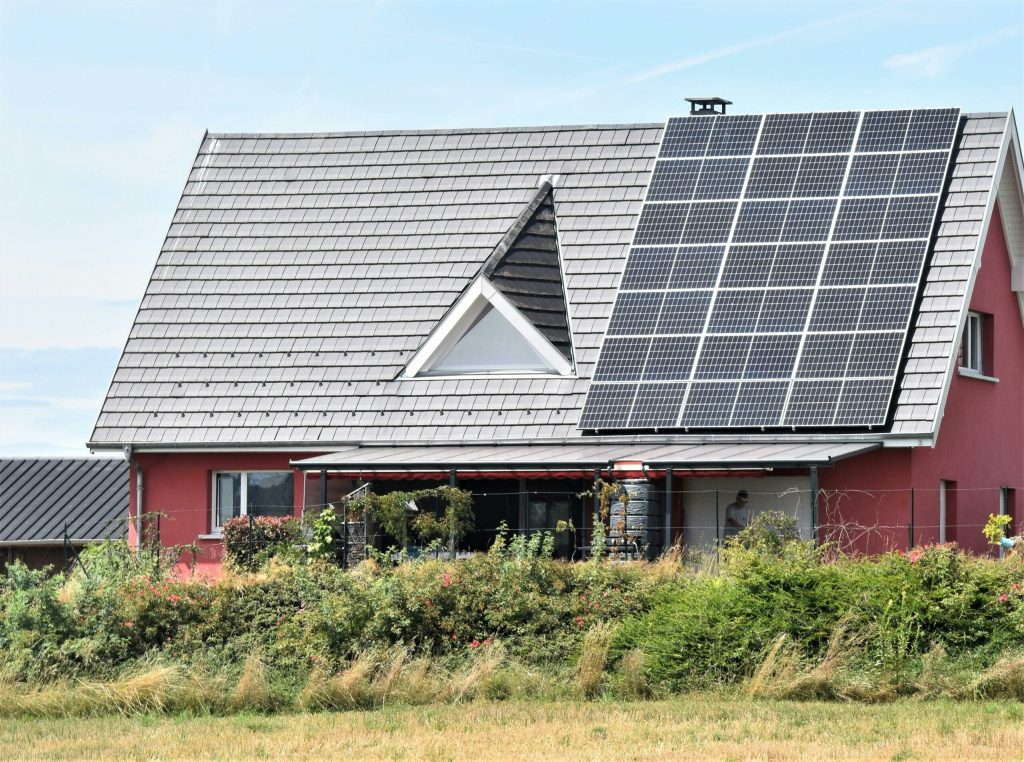 Cosmar pentru o familie care a instalat panouri solare facturile au crescut dramatic Nu eram nebuni Panouri solare facturi mari la electricitate contor defect