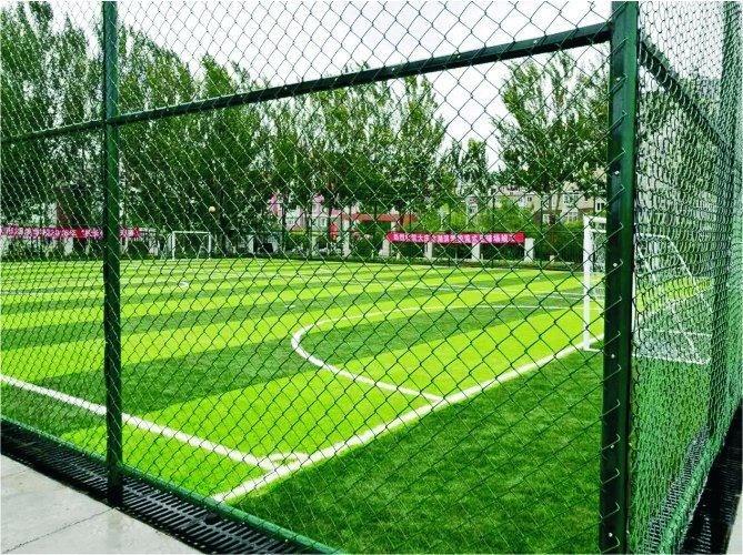Cosmarul de luni seara pe o strada din Cluj O echipa de fotbal striga pe terenul sintetic pana tarziu iar vecinii isi pierd rabdarea