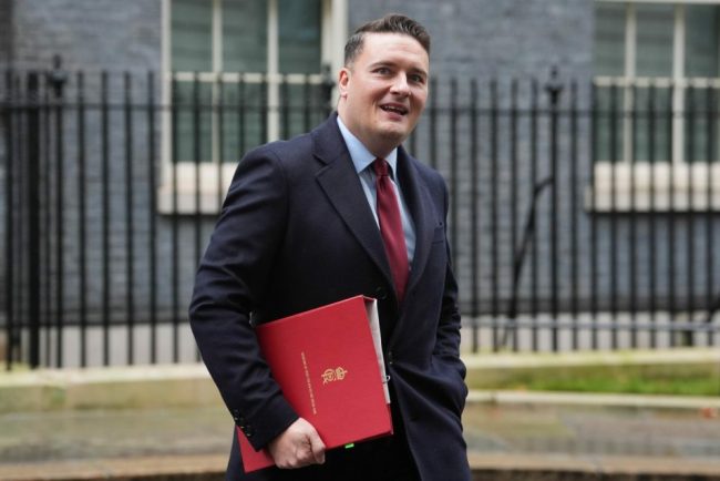 Criza politica in Marea Britanie Demisioa Ministrului Sanatatii arunca in incertitudine viitorul lui Keir Starmer