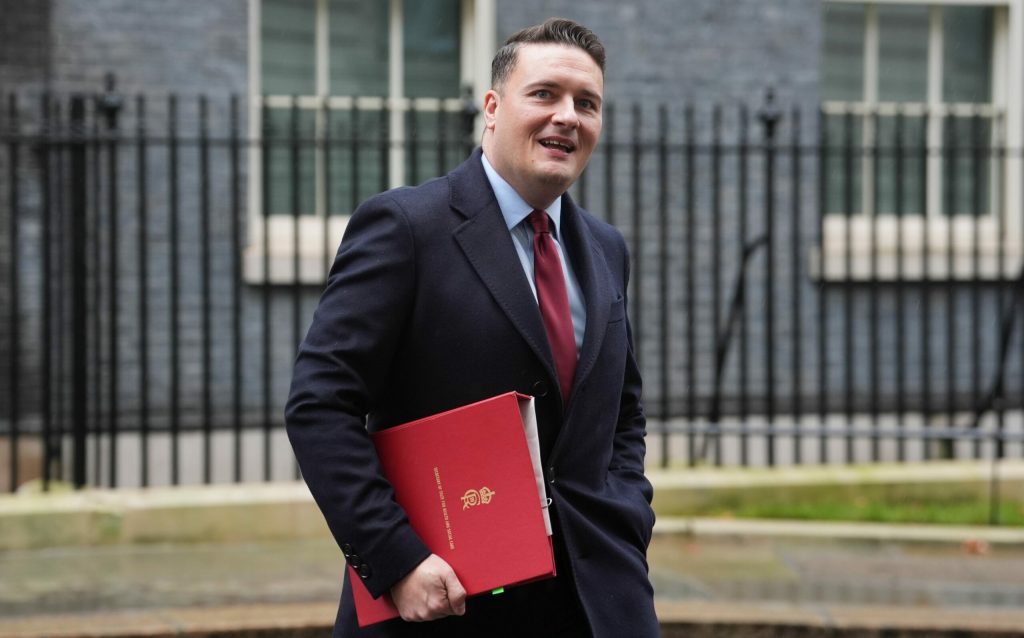 Criza politica in Marea Britanie Demisioa Ministrului Sanatatii arunca in incertitudine viitorul lui Keir Starmer