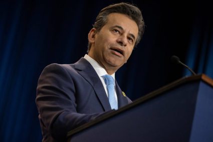 Directorul FDA își dă demisia după un an plin de controverse. Omul lui Trump, prins între Big Pharma, antivacciniști și lobby-ul conservator.