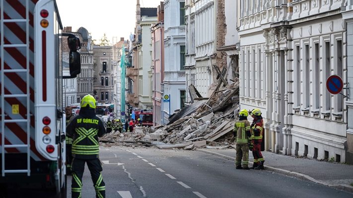 Doua romance disparute in urma exploziei si prabusirii unui cladirii in Germania