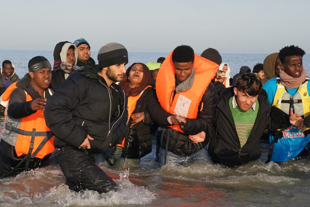Doua tinere au murit pe o barca cu migranti care incercau sa ajunga din Franta in Marea Britanie