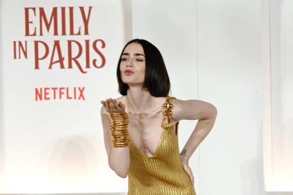 „Emily în Paris” ajunge în Grecia. Premierul Mitsotakis așteaptă cu entuziasm noul sezon.