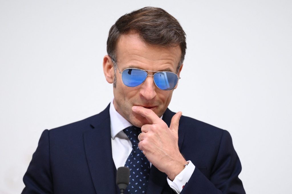 Emmanuel Macron danseaza pe melodia Hakuna Matata si alearga alaturi de dublul campion olimpic la maraton Eliud Kipchoge in Kenya