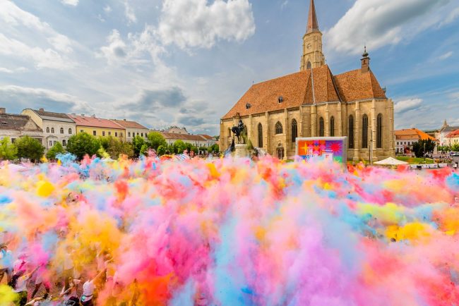 Evenimentul colorat din Cluj nu a fost pe placul tuturor Un locuitor al orasului sustine ca praful colorat face rau cladirilor iar muzica este insuportabila