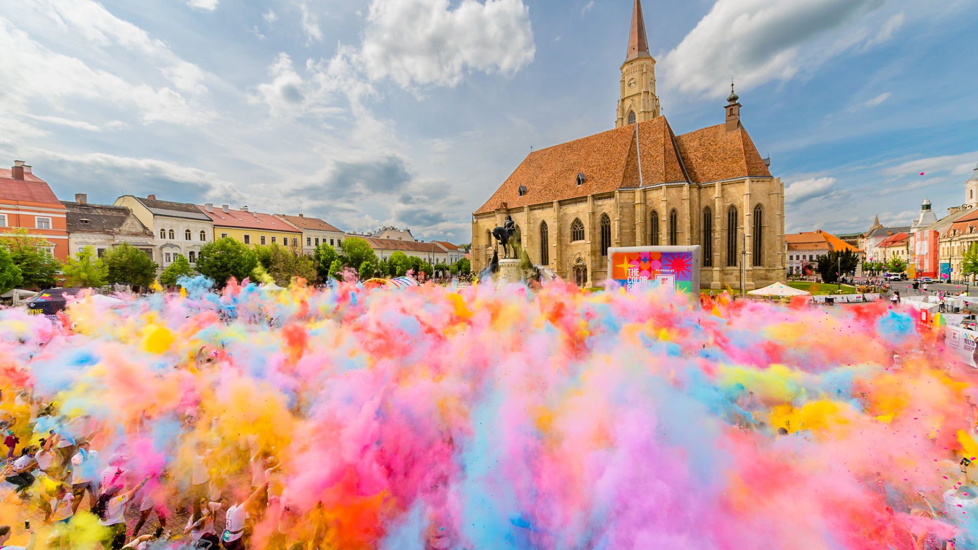Evenimentul colorat din Cluj nu a fost pe placul tuturor Un locuitor al orasului sustine ca praful colorat face rau cladirilor iar muzica este insuportabila