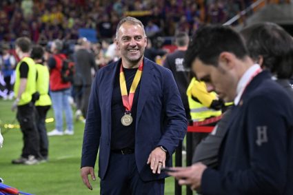 Hansi Flick a prelungit contractul cu Barcelona până în 2028.