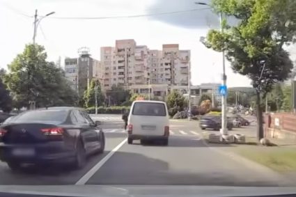 Imagini șocante în trafic la Cluj-Napoca! Un pieton a fost la un pas să fie lovit pe trecerea de pietoni – VIDEO