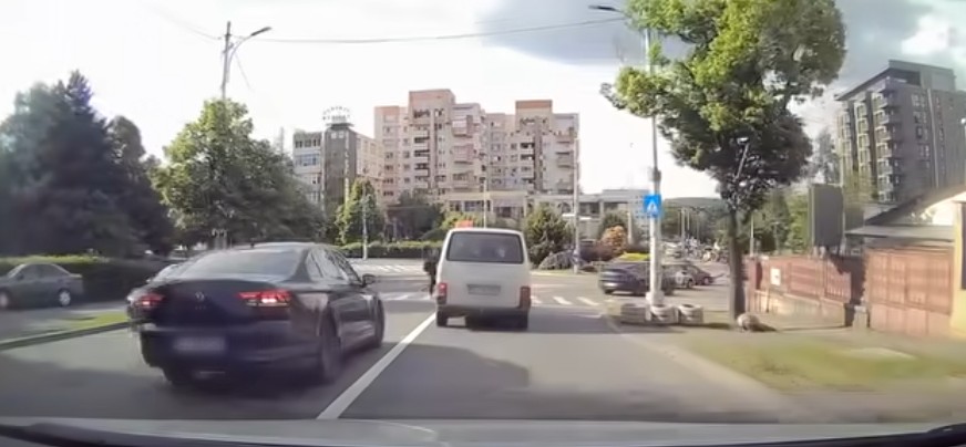 Imagini socante in trafic la Cluj Napoca Un pieton a fost la un pas sa fie lovit pe trecerea de pietoni VIDEO
