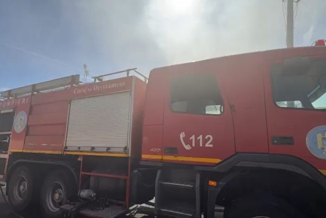 Incendiu intr un apartament din Campina O femeie a fost gasita inconstienta de catre pompieri si a fost transportata la spital