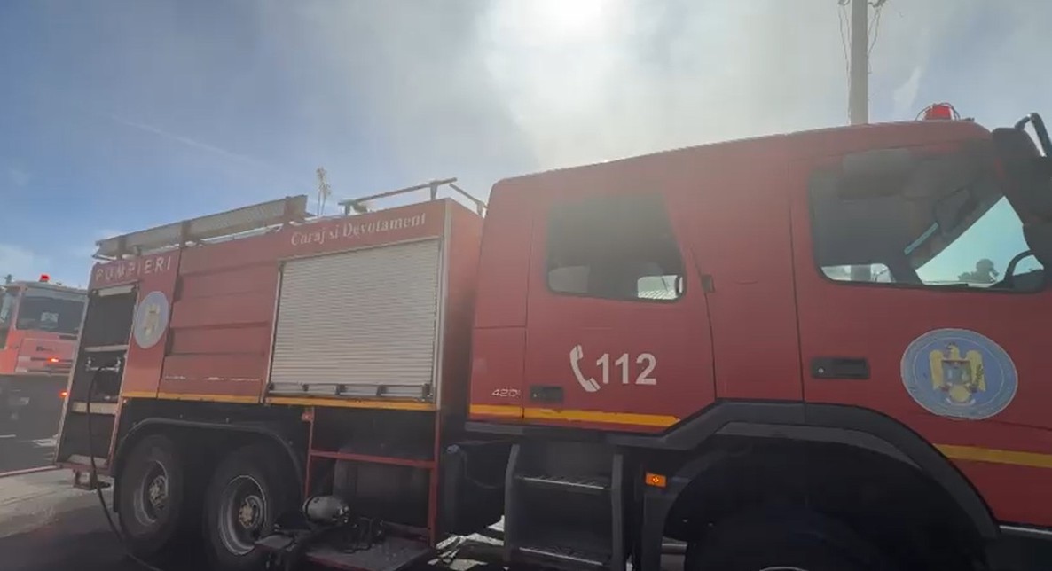 Incendiu intr un apartament din Campina O femeie a fost gasita inconstienta de catre pompieri si a fost transportata la spital