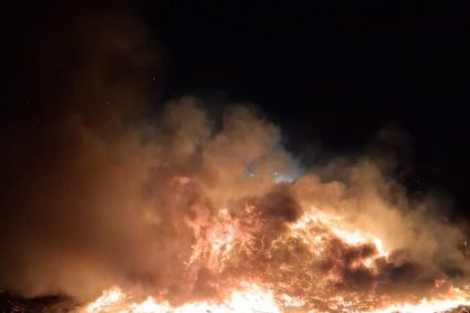 Incendiu la depozitul de deșeuri din Oradea. Peste 20 de pompieri au intervenit.