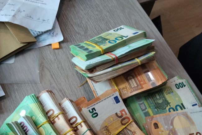 Lasati ca ii spun direct lui Marin Andrei Procurori din Constanta acuzati de coruptie cu sume de bani in birou interventii in anchete si presiuni asupra ISU