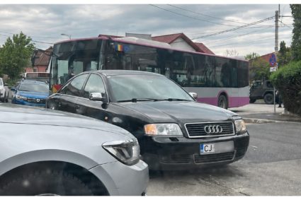 Lipsă de bun simț pe străzile din Cluj-Napoca! Un șofer a oprit traficul într-o intersecție aglomerată.