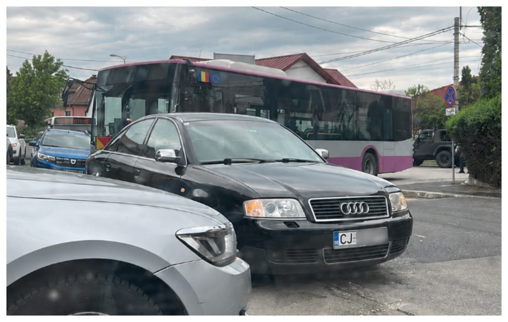 Lipsa de bun simt pe strazile din Cluj Napoca Un sofer a oprit traficul intr o intersectie aglomerata