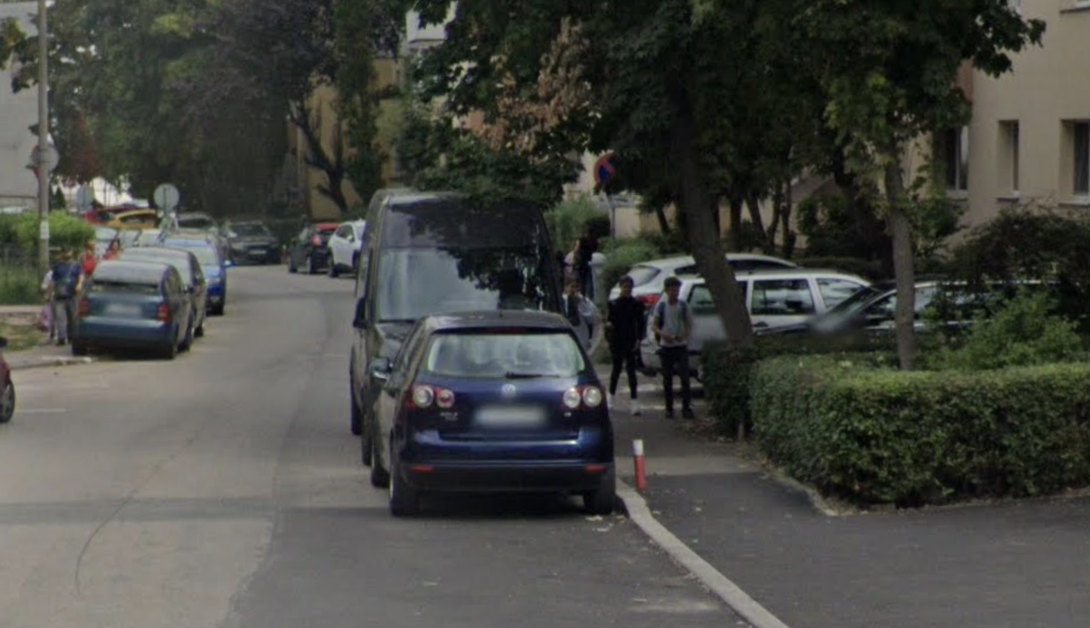 Masini parcate saptamani intregi pe o strada din Cluj in ciuda semnului de interzicere a stationarii Locuitorii exasperati Ne blocheaza accesul in scara de bloc