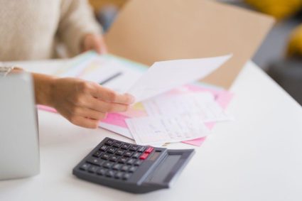 Ministerul Finanțelor renunță la E-Factura pentru drepturile de autor și agricultori. Amendamentul,…