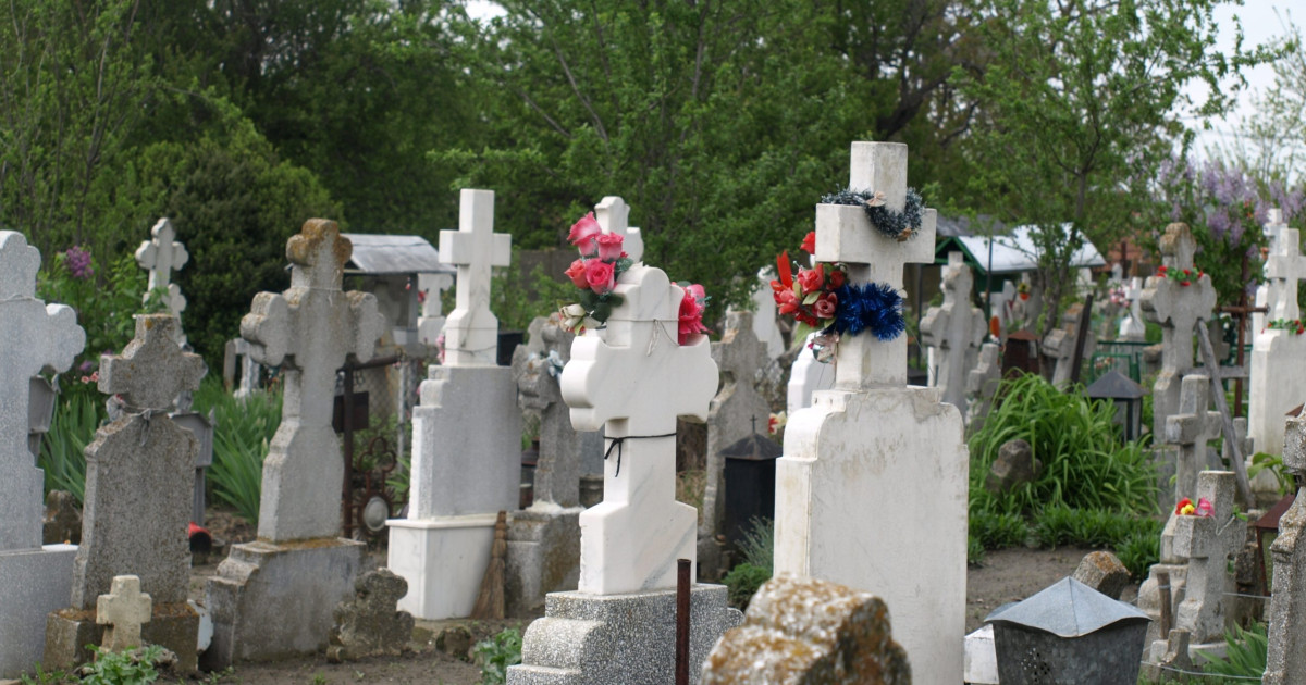 O batrana din Ploiesti a fost pacatita si a pierdut 70000 de lei dupa ce doi barbati sau pretins a fi inspectori de cimitir