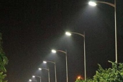 O comună din județul Cluj renunță la becurile vechi și își scade factura la electricitate cu 50%: 274 de lămpi LED și un sistem de control de la distanță.
