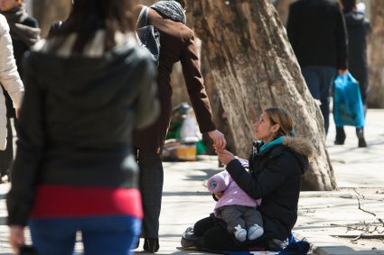 O femeie cere ajutor zilnic la intrarea unui parc din Cluj-Napoca! Comportamentul ei stârnește nemulțumirea trecătorilor: „Este suspectă”