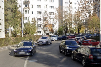Pericol neobservat pe o stradă din Cluj-Napoca: Curbă fără trecere de pietoni unde copiii trec zilnic spre grădiniță, iar mașinile circulă cu viteză excesivă.