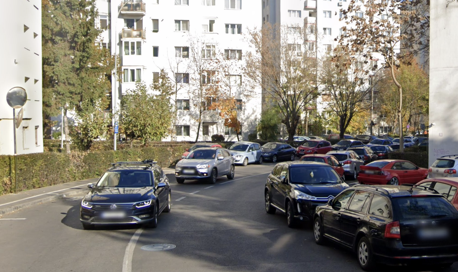 Pericol neobservat pe o strada din Cluj Napoca Curba fara trecere de pietoni unde copiii trec zilnic spre gradinita iar masinile circula cu viteza