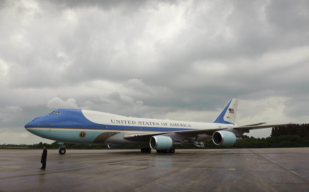 Poluare la baza militara unde este stationat Air Force One Combustibilul pentru avioane a contaminat apa
