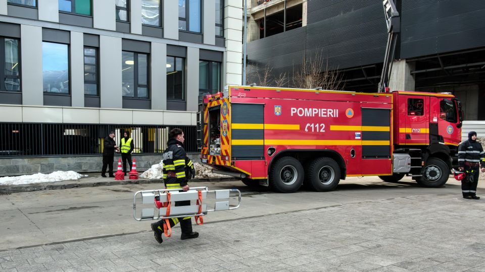 Pompierii au fost activi pe parcursul intregului weekend Au desfasurat peste 4700 de misiuni si au salvat 32 de persoane din incendii si accidente rutiere