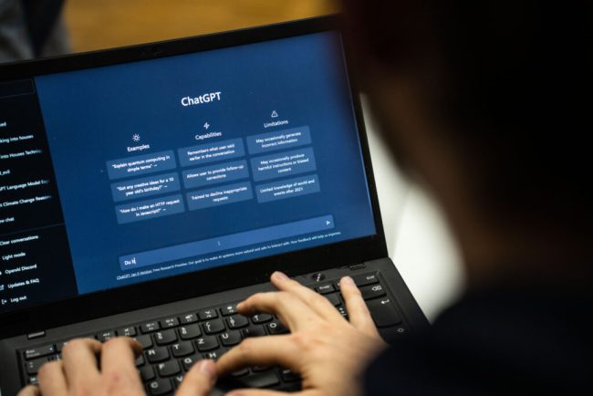 Premiera O tara europeana ofera tuturor cetatenilor acces gratuit la ChatGPT Plus