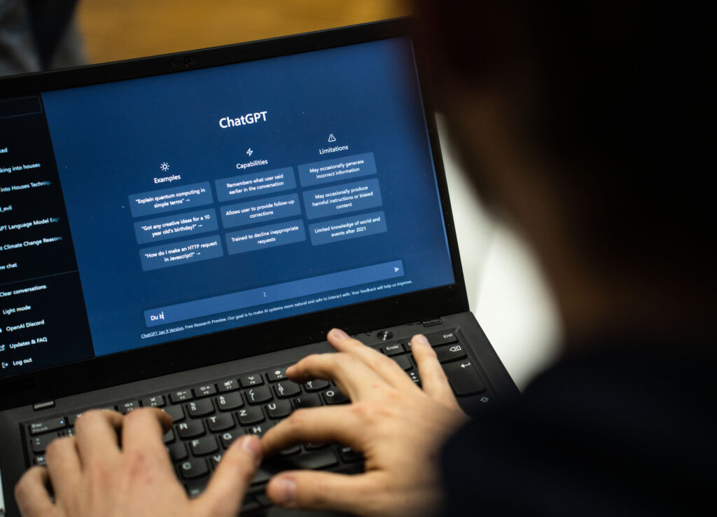 Premiera O tara europeana ofera tuturor cetatenilor acces gratuit la ChatGPT Plus